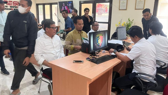 Ketua DPW PKB Sulsel Azhar Arsyad saat melaporkan eks Sekjen PKB Lukman Edy di Polda Sulsel.