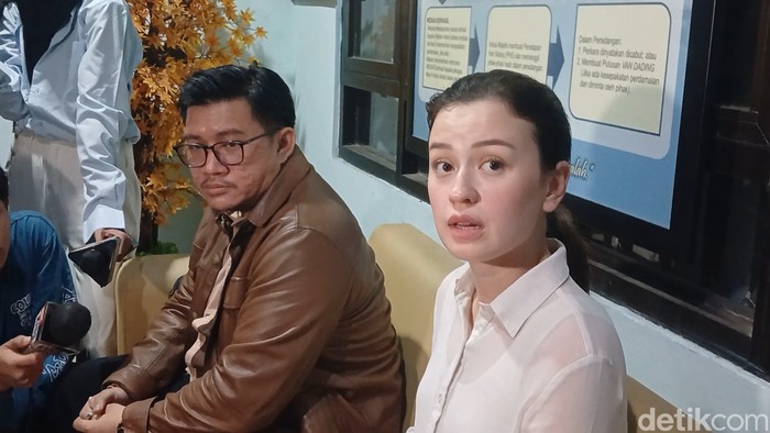 Kimberly Ryder dan Edward Akbar Kimberly Ryder dan Edward Akbar di Pengadilan Agama Jakarta Pusat.