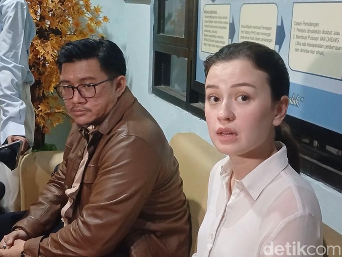 Kimberly Ryder dan Edward Akbar di Pengadilan Agama Jakarta Pusat.