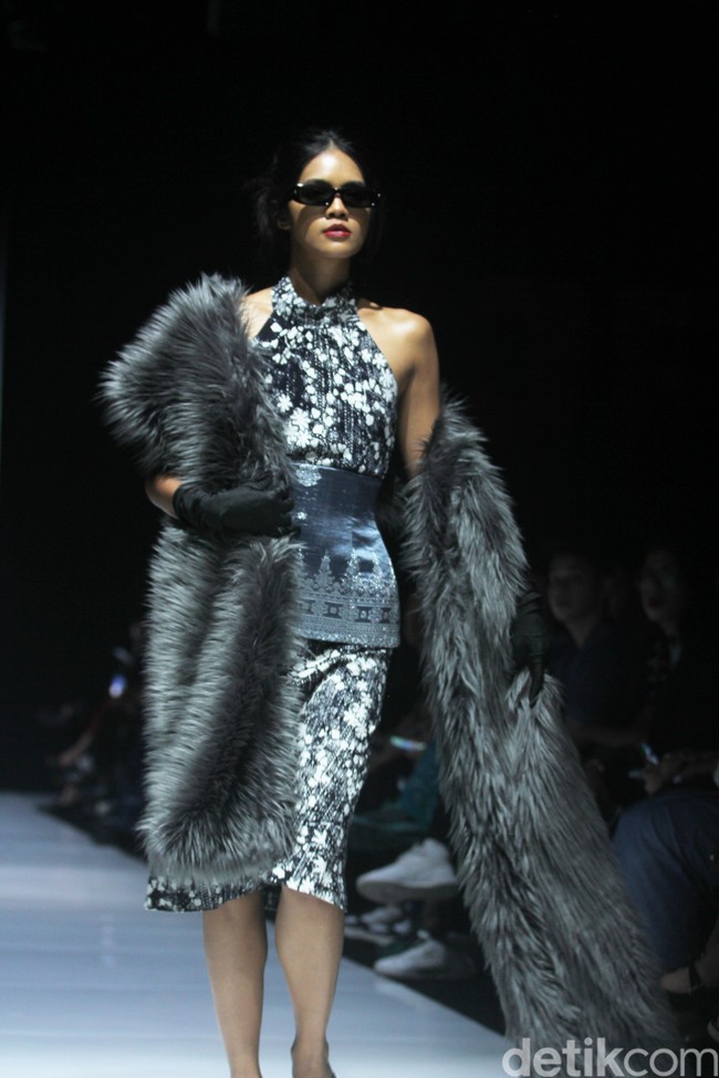 Inilah koleksi terbaru Yosafat Dwi Kuirniawan untuk IFDC dalam fashion show Kain Negeri di JF3 Fashion Festival 2024, La Piazza Fashion Tent Summarecon, Kelapa gading, Jakarta. Yosafat mempersembahkan keanggunan kain tradisional asal kampung halamannya, Pekalongan, Jawa Tengah. Foto: Mohammad Abduh/detikcom.