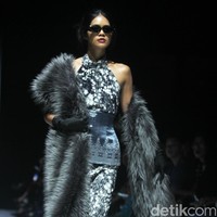 Inilah koleksi terbaru Yosafat Dwi Kuirniawan untuk IFDC dalam fashion show Kain Negeri di JF3 Fashion Festival 2024, La Piazza Fashion Tent Summarecon, Kelapa gading, Jakarta. Yosafat mempersembahkan keanggunan kain tradisional asal kampung halamannya, Pekalongan, Jawa Tengah. Foto: Mohammad Abduh/detikcom.