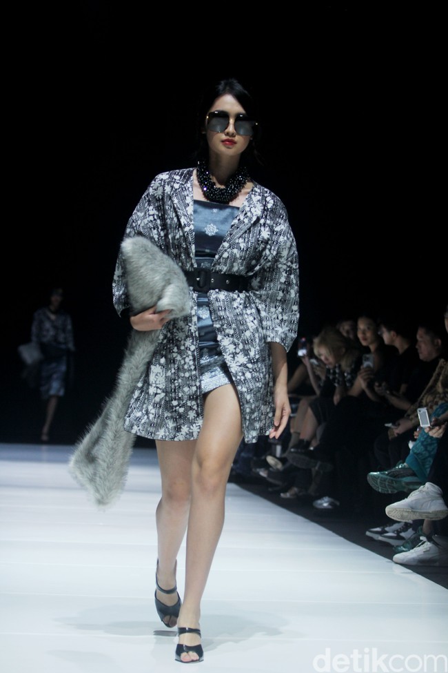 Inilah koleksi terbaru Yosafat Dwi Kuirniawan untuk IFDC dalam fashion show Kain Negeri di JF3 Fashion Festival 2024, La Piazza Fashion Tent Summarecon, Kelapa gading, Jakarta. Yosafat mempersembahkan keanggunan kain tradisional asal kampung halamannya, Pekalongan, Jawa Tengah. Foto: Mohammad Abduh/detikcom.