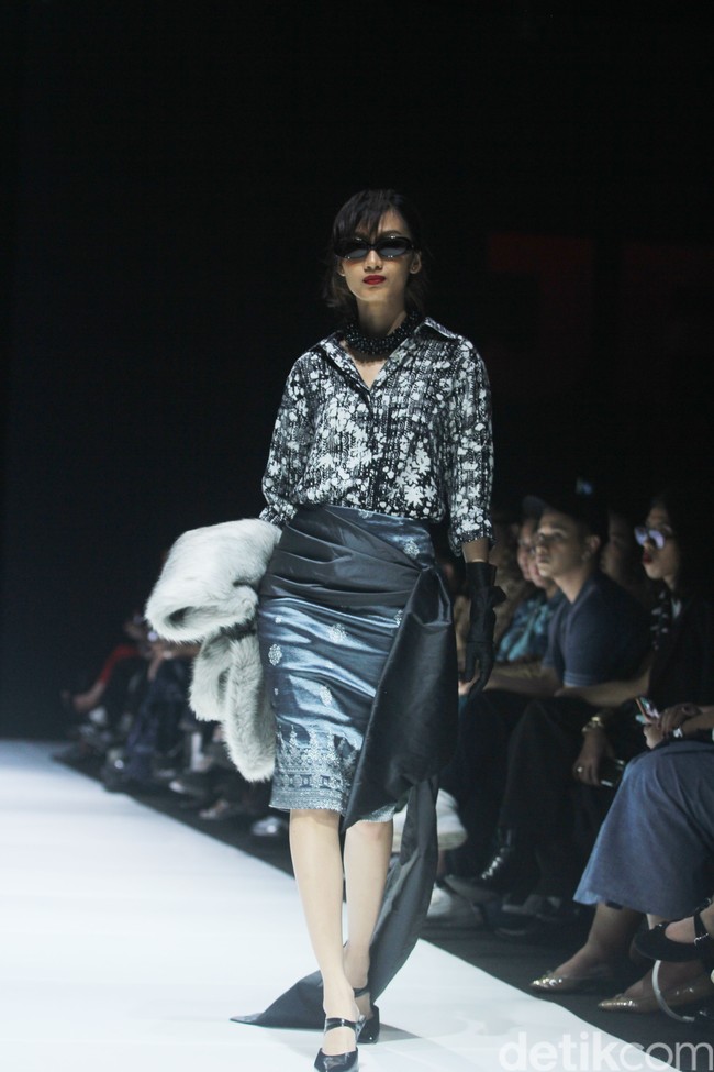 Inilah koleksi terbaru Yosafat Dwi Kuirniawan untuk IFDC dalam fashion show Kain Negeri di JF3 Fashion Festival 2024, La Piazza Fashion Tent Summarecon, Kelapa gading, Jakarta. Yosafat mempersembahkan keanggunan kain tradisional asal kampung halamannya, Pekalongan, Jawa Tengah. Foto: Mohammad Abduh/detikcom.