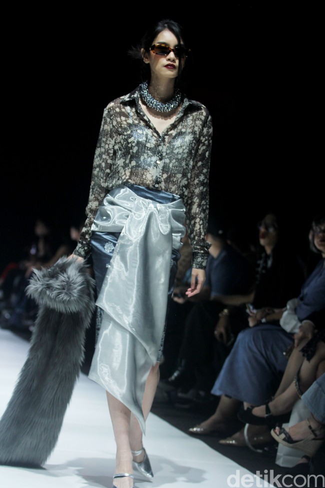 Inilah koleksi terbaru Yosafat Dwi Kuirniawan untuk IFDC dalam fashion show Kain Negeri di JF3 Fashion Festival 2024, La Piazza Fashion Tent Summarecon, Kelapa gading, Jakarta. Yosafat mempersembahkan keanggunan kain tradisional asal kampung halamannya, Pekalongan, Jawa Tengah. Foto: Mohammad Abduh/detikcom.