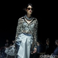 Inilah koleksi terbaru Yosafat Dwi Kuirniawan untuk IFDC dalam fashion show Kain Negeri di JF3 Fashion Festival 2024, La Piazza Fashion Tent Summarecon, Kelapa gading, Jakarta. Yosafat mempersembahkan keanggunan kain tradisional asal kampung halamannya, Pekalongan, Jawa Tengah. Foto: Mohammad Abduh/detikcom.