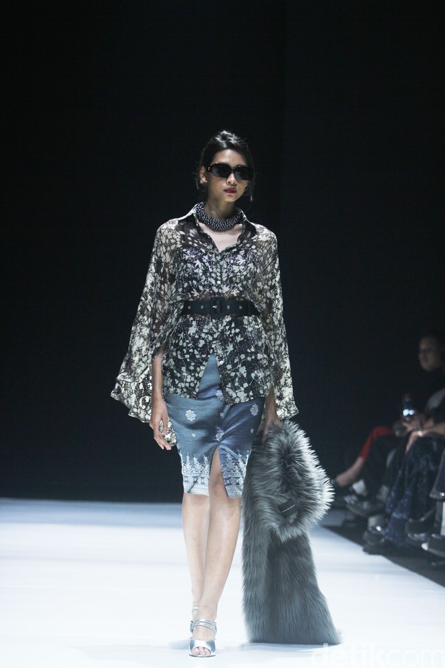 Inilah koleksi terbaru Yosafat Dwi Kuirniawan untuk IFDC dalam fashion show Kain Negeri di JF3 Fashion Festival 2024, La Piazza Fashion Tent Summarecon, Kelapa gading, Jakarta. Yosafat mempersembahkan keanggunan kain tradisional asal kampung halamannya, Pekalongan, Jawa Tengah. Foto: Mohammad Abduh/detikcom.