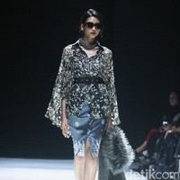 Inilah koleksi terbaru Yosafat Dwi Kuirniawan untuk IFDC dalam fashion show Kain Negeri di JF3 Fashion Festival 2024, La Piazza Fashion Tent Summarecon, Kelapa gading, Jakarta. Yosafat mempersembahkan keanggunan kain tradisional asal kampung halamannya, Pekalongan, Jawa Tengah. Foto: Mohammad Abduh/detikcom.