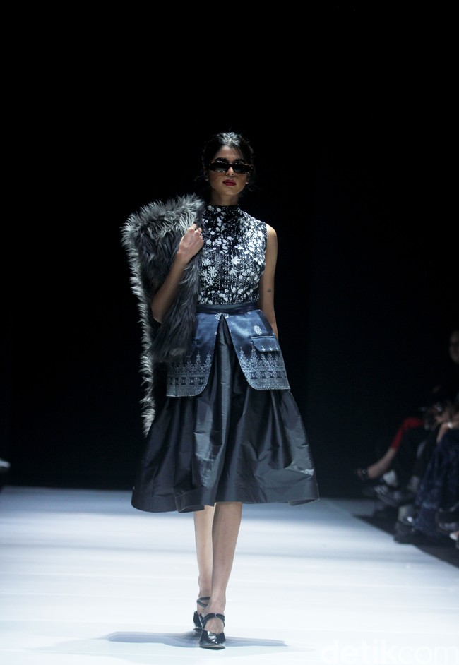 Inilah koleksi terbaru Yosafat Dwi Kuirniawan untuk IFDC dalam fashion show Kain Negeri di JF3 Fashion Festival 2024, La Piazza Fashion Tent Summarecon, Kelapa gading, Jakarta. Yosafat mempersembahkan keanggunan kain tradisional asal kampung halamannya, Pekalongan, Jawa Tengah. Foto: Mohammad Abduh/detikcom.