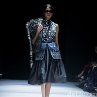 Inilah koleksi terbaru Yosafat Dwi Kuirniawan untuk IFDC dalam fashion show Kain Negeri di JF3 Fashion Festival 2024, La Piazza Fashion Tent Summarecon, Kelapa gading, Jakarta. Yosafat mempersembahkan keanggunan kain tradisional asal kampung halamannya, Pekalongan, Jawa Tengah. Foto: Mohammad Abduh/detikcom.