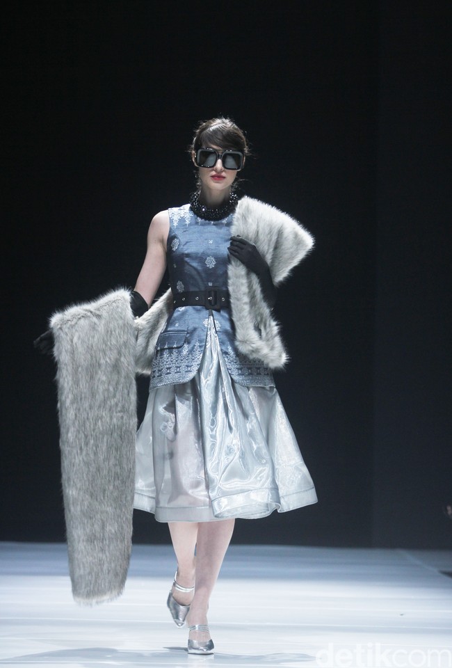 Inilah koleksi terbaru Yosafat Dwi Kuirniawan untuk IFDC dalam fashion show Kain Negeri di JF3 Fashion Festival 2024, La Piazza Fashion Tent Summarecon, Kelapa gading, Jakarta. Yosafat mempersembahkan keanggunan kain tradisional asal kampung halamannya, Pekalongan, Jawa Tengah. Foto: Mohammad Abduh/detikcom.