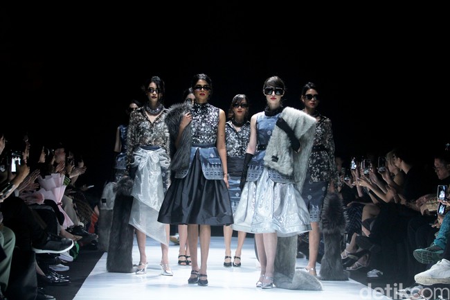 Inilah koleksi terbaru Yosafat Dwi Kuirniawan untuk IFDC dalam fashion show Kain Negeri di JF3 Fashion Festival 2024, La Piazza Fashion Tent Summarecon, Kelapa gading, Jakarta. Yosafat mempersembahkan keanggunan kain tradisional asal kampung halamannya, Pekalongan, Jawa Tengah. Foto: Mohammad Abduh/detikcom.