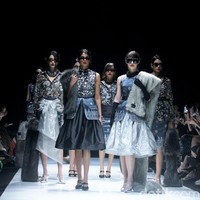 Inilah koleksi terbaru Yosafat Dwi Kuirniawan untuk IFDC dalam fashion show Kain Negeri di JF3 Fashion Festival 2024, La Piazza Fashion Tent Summarecon, Kelapa gading, Jakarta. Yosafat mempersembahkan keanggunan kain tradisional asal kampung halamannya, Pekalongan, Jawa Tengah. Foto: Mohammad Abduh/detikcom.
