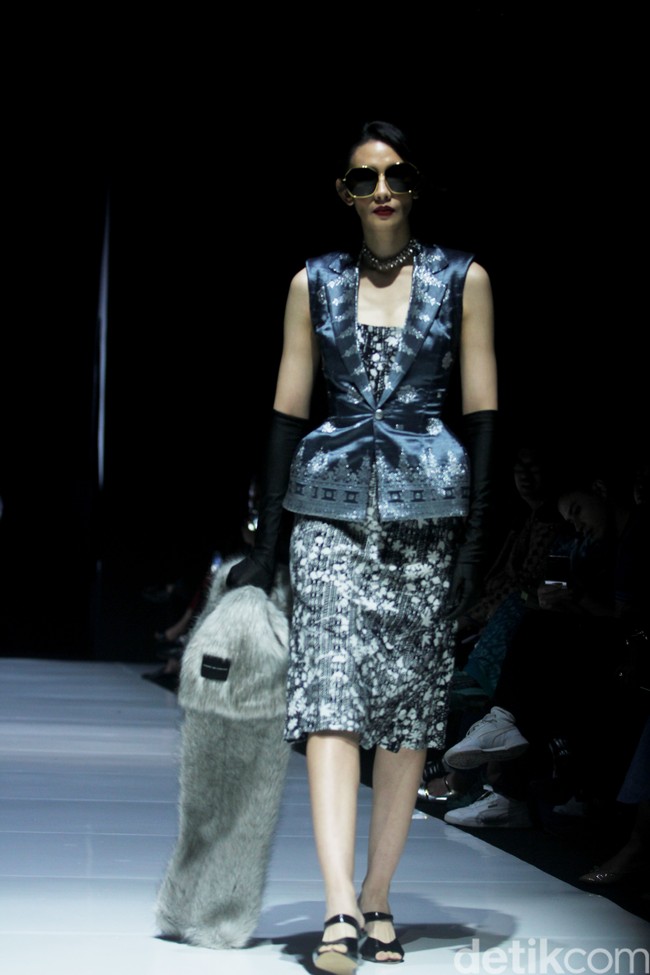 Inilah koleksi terbaru Yosafat Dwi Kuirniawan untuk IFDC dalam fashion show Kain Negeri di JF3 Fashion Festival 2024, La Piazza Fashion Tent Summarecon, Kelapa gading, Jakarta. Yosafat mempersembahkan keanggunan kain tradisional asal kampung halamannya, Pekalongan, Jawa Tengah. Foto: Mohammad Abduh/detikcom.