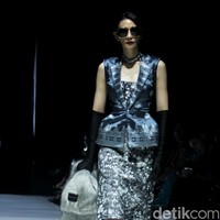 Inilah koleksi terbaru Yosafat Dwi Kuirniawan untuk IFDC dalam fashion show Kain Negeri di JF3 Fashion Festival 2024, La Piazza Fashion Tent Summarecon, Kelapa gading, Jakarta. Yosafat mempersembahkan keanggunan kain tradisional asal kampung halamannya, Pekalongan, Jawa Tengah. Foto: Mohammad Abduh/detikcom.