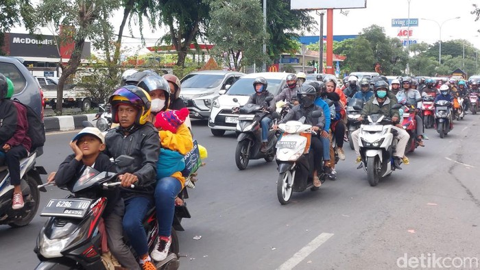 Kondisi arus lalu lintas di jalur Pantura Cirebon, Jawa Barat
