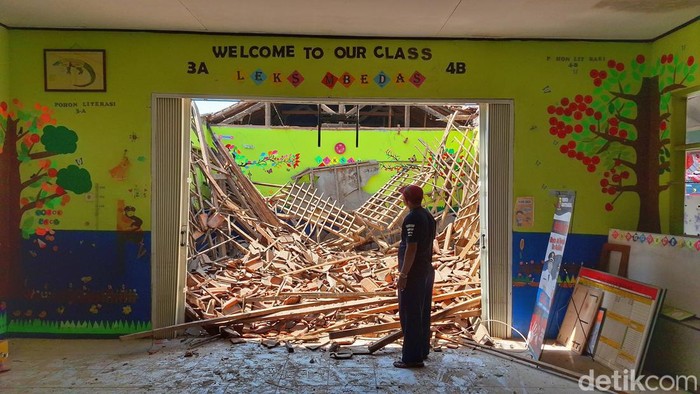 Kondisi bangunan kelas yang ambruk