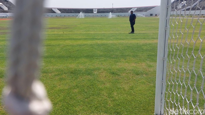 Kondisi lapangan di Stadion Watubelah Cirebon