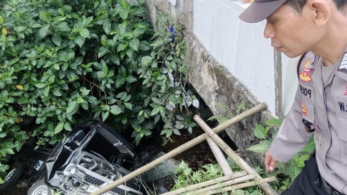 Kondisi mobil pikap yang terjun ke sungai setelah mengalami kecelakaan tunggal di Jalan Raya Kutasari, Kabupaten Purbalingga, Rabu (7/8/2024).