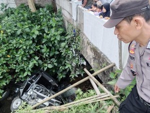 Sopir Salah Injak Gas, Pikap Terjun ke Sungai di Kutasari Purbalingga