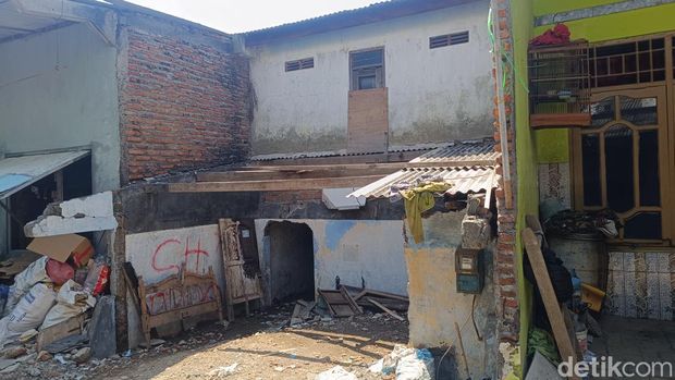 Kondisi rumah Yayuk, warga Tambaklorok, Semarang yang nampak tak layak huni, Rabu (7/8/2024).