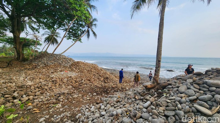 Kondisi sempadan Pantai Cikakak Sukabumi