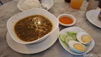 Beberapa menu makanan andalannya seperti Rawon juga kami pesan. Citarasa rawonnya khas seperti masakan rumahan yang lengkap dengan kecambah hingga telur asin. Foto: detikcom/Diah Afrilian