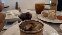 Tak kalah enak dengan minuman dan makanannya, Chocolate Mousse di Kopi Kamu Wijaya juga bisa dipesan. Krim yang lembut berpadu dengan cokelat ganache yang milky. Foto: detikcom/Diah Afrilian