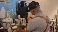 Hingga akhirnya para penyandang down syndrome ini diberikan wadah untuk mengembangkan kemampuannya. Meracik dan menyajikan minuman bisa dilakukan mereka di Kopi Kamu Wijaya. Foto: detikcom/Diah Afrilian