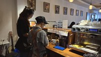 Konsepnya juga berbeda dengan barista yang lain. Kopi Kamu wijaya tetap menyediakan barista pendamping yang terus memantau setiap anak dengan maksimal. Foto: detikcom/Diah Afrilian