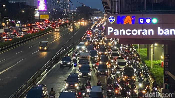 Lalu lintas kendaraan menuju Jalan HR Rasuna Said, Kuningan, Jaksel dialihkan imbas ada kebocoran gas. Kemacetan terjadi di Jalan Gatot Subroto. (Dwi R/detikcom)