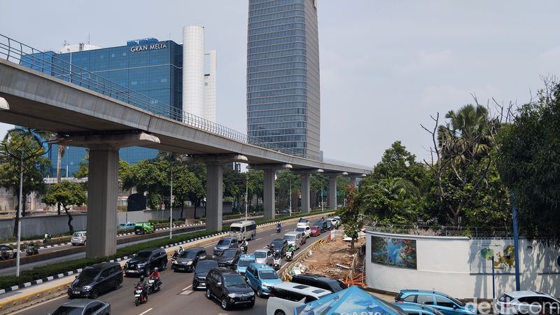 Macet di Jl Gatsu dan Jl HR Rasuna Said, Jaksel, gara-gara galian, 7 Agustus 2024. (Maulana Ilhami Fawdi/detikcom)
