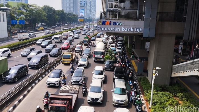Macet di Jl Gatsu dan Jl HR Rasuna Said, Jaksel, gara-gara galian, 7 Agustus 2024. (Maulana Ilhami Fawdi/detikcom)