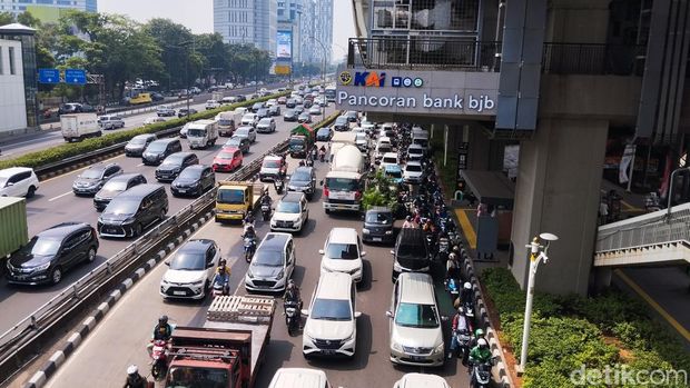 Macet di Jl Gatsu dan Jl HR Rasuna Said, Jaksel, gara-gara galian, 7 Agustus 2024. (Maulana Ilhami Fawdi/detikcom)
