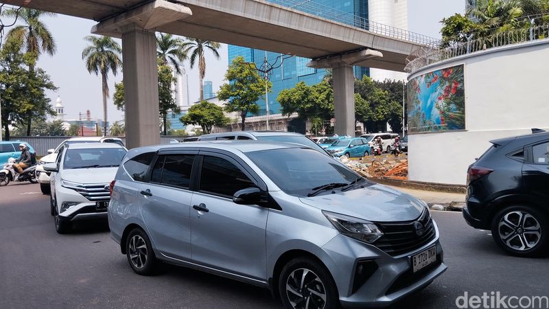 Macet di Jl Gatsu dan Jl HR Rasuna Said, Jaksel, gara-gara galian, 7 Agustus 2024. (Maulana Ilhami Fawdi/detikcom)