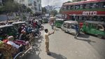 Mahasiswa Atur Lalu Lintas Saat Polisi Menghilang di Bangladesh