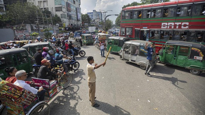 Volunteers manage road traffic in Dhaka, Bangladesh, Tuesday, Aug. 6, 2024. (AP Photo/Rajib Dhar)