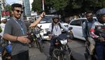 Mahasiswa Atur Lalu Lintas Saat Polisi Menghilang di Bangladesh