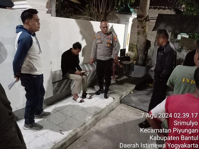 Polisi saat mendatangi lokasi pencurian uang di kotak infak di Piyungan, Bantul. Kemudian sejumlah barang bukti seperti kotak infak tercongkel, uang tunai, Rabu (7/8/2024).