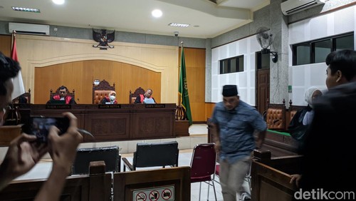 Mantan Kabid Minerba Provinsi Nusa Tenggara Barat (NTB) Trisman seusai mengikuti sidang putusan di PN Mataram, NTB, Rabu (7/8/2024). (Foto: Ahmad Viqi/detikBali)