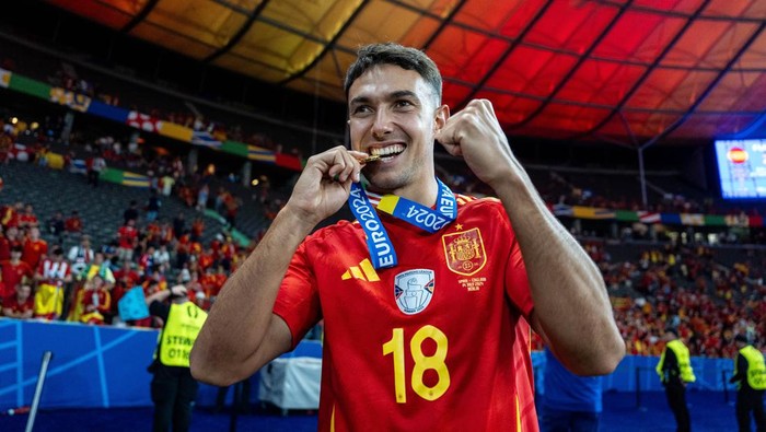 BERLIN, GERMANY - JULY 14: Martin Zubimendi of Spain celebrates with a medal during the UEFA EURO 2024 final match between Spain and England at Olympiastadion on July 14, 2024 in Berlin, Germany. (Photo by Sebastian Frej/MB Media/Getty Images)
