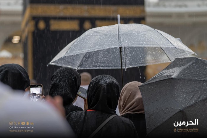 Potret Masjidil Haram diguyur hujan, Selasa (6/8/2024).