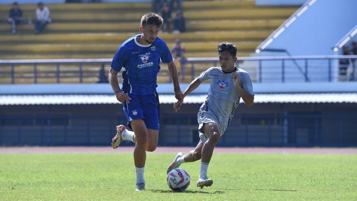 Mateo Kocijan (jersey biru)