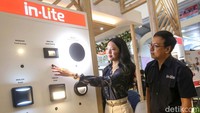 (Ki-ka) General Manager Marketing in-Lite LED, Fransiska Darmawan dan General Manager Product Development in-Lite, Fery Darmawan hadir dalam acara pameran Indo Build Tech (IBT) Expo 2024 untuk memperkenalkan in-Lite sebagai one stop lighting solution bagi masyarakat.