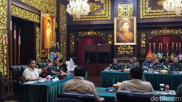 Menhan Prabowo memberikan pengarahan kepada 40 nakes yang akan berangkan misi kemanusiaan untuk Palestina