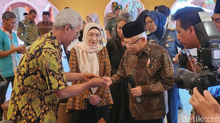 Momen Wapres Maruf dan istri belajar membuat gerabah di Museum Gerabah Kasongan, Bantul