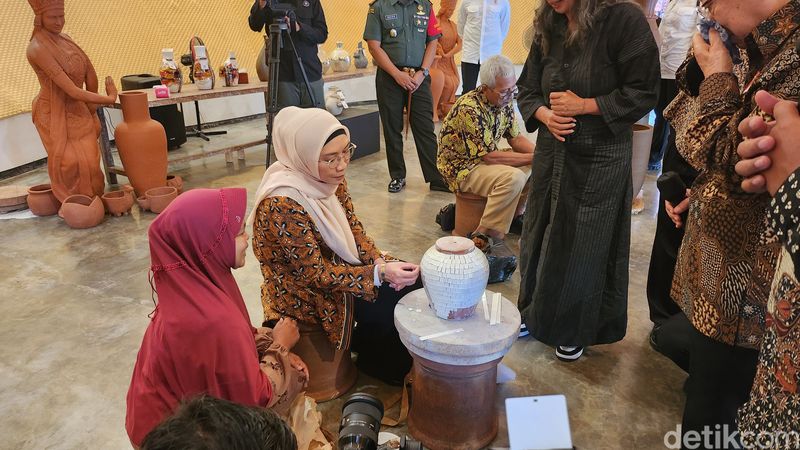 Momen Wapres Ma'ruf dan istri belajar membuat gerabah di Museum Gerabah Kasongan, Bantul