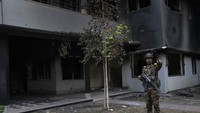 Anggota militer menjaga Museum Sheikh Mujibur Rahman yang hancur dirusak demonstran di Dhaka, Bangladesh, Selasa (6/8/2024).  
