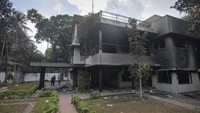 Sheikh Mujibur Rahman juga merupakan ayah dari Sheikh Hasina yang akhirnya mundur dari jabatan Perdana Menteri setelah didesak ribuan warga Bangladesh.  