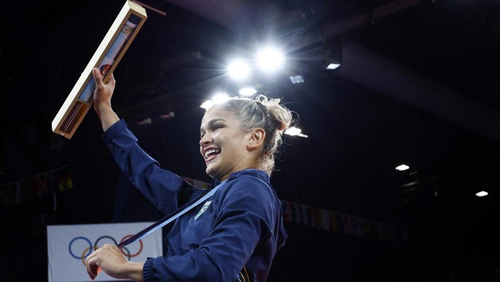 Paris 2024 Olympics - Judo - Women -52 kg Victory Ceremony - Champ-de-Mars Arena, Paris, France - July 28, 2024.  Bronze medallist Larissa Pimenta of Brazil celebrates. REUTERS/Kim Kyung-Hoon