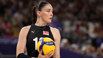 Diterima di tim voli nasional Turki pada tahun 2018, Gunes juga bermain untuk Vakıfbank Istanbul. Pada tahun 2017, ia bermain untuk tim wanita U23 Turki di Kejuaraan Dunia Bola Voli Wanita U23 FIVB 2017 di Slovenia, dan timnya memenangkan gelar juara. Foto: Instagram